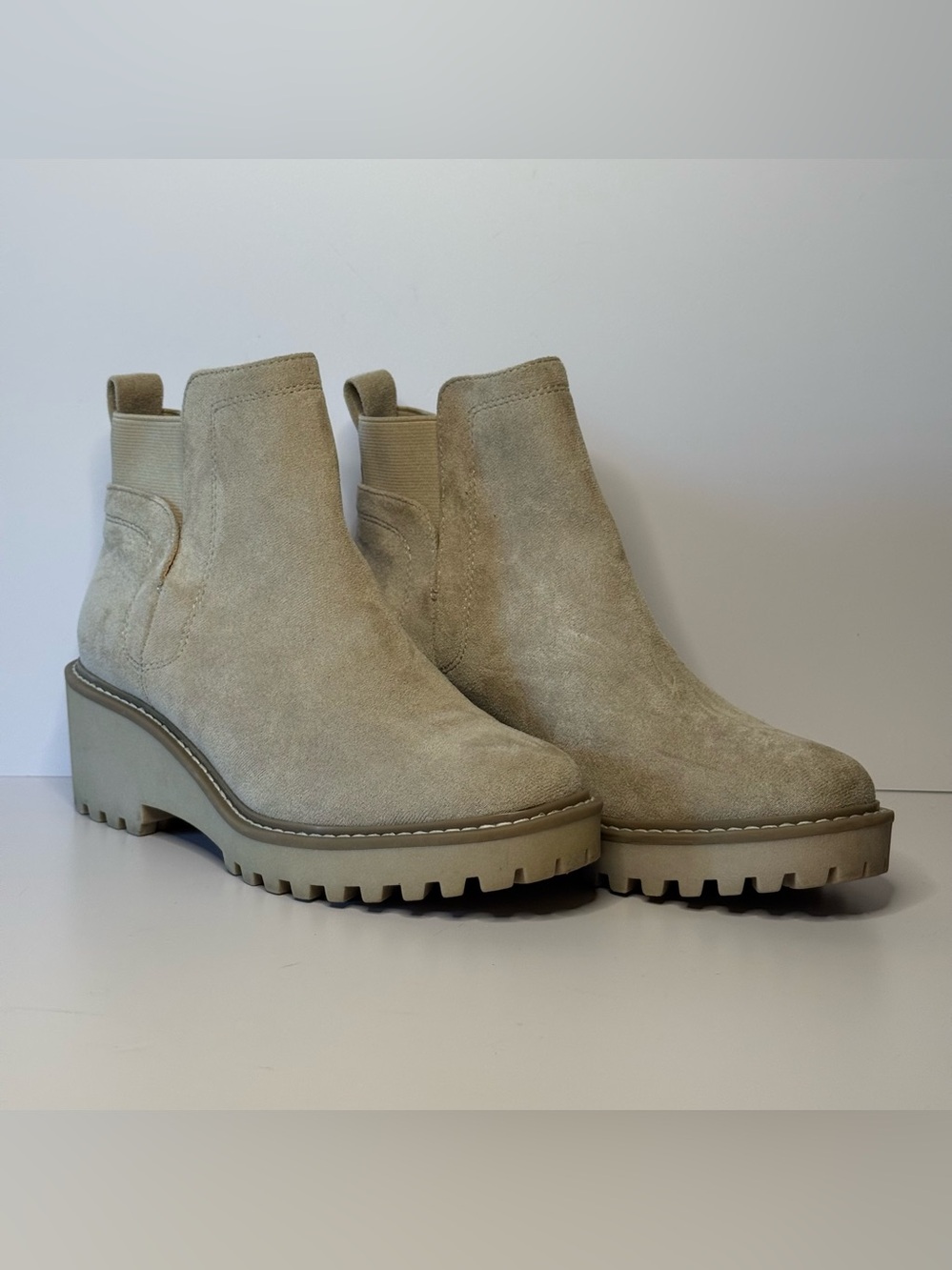 DV Dolce Vita Rango Pull On Boots Women's Size 8 Tan Beige Suede